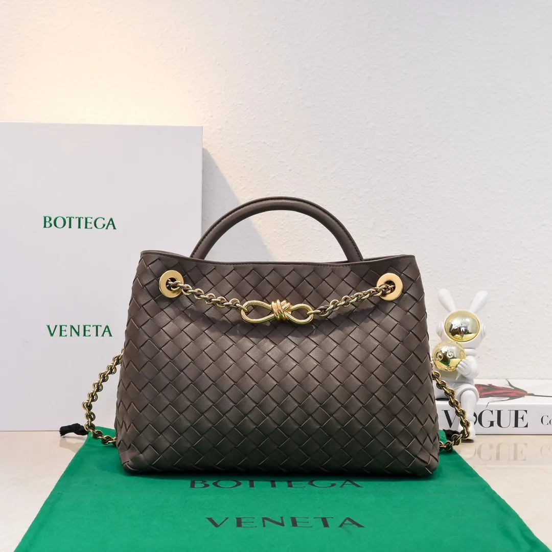 Batch 2460 BOTTEGA VENETA 2024 spring and summer new small ANDIAMO chain bag is also available! 🔥🔥I believe many friends have been waiting for a long time. The metallic chain adds a touch of sophistication to the original softness and elegance of Andiamo. The collision of classic craftsmanship and elegance creates a different kind of beauty. Style number: 6009 Size: 32*24*12cm